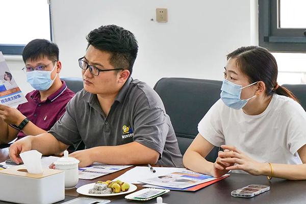 漱玉平民采購DTP事業部經理李玉靜一行蒞臨欣希安藥業參觀交流