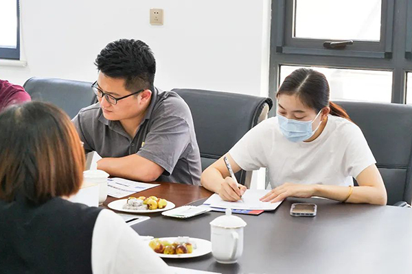 漱玉平民采購DTP事業部經理李玉靜一行蒞臨欣希安藥業參觀交流